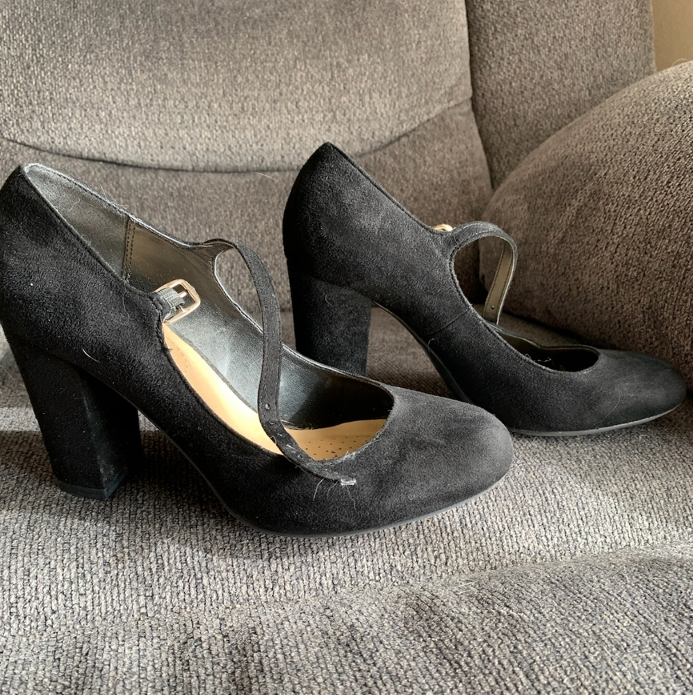 Black Mary Jane Shoes. No scuffs or broken heel.